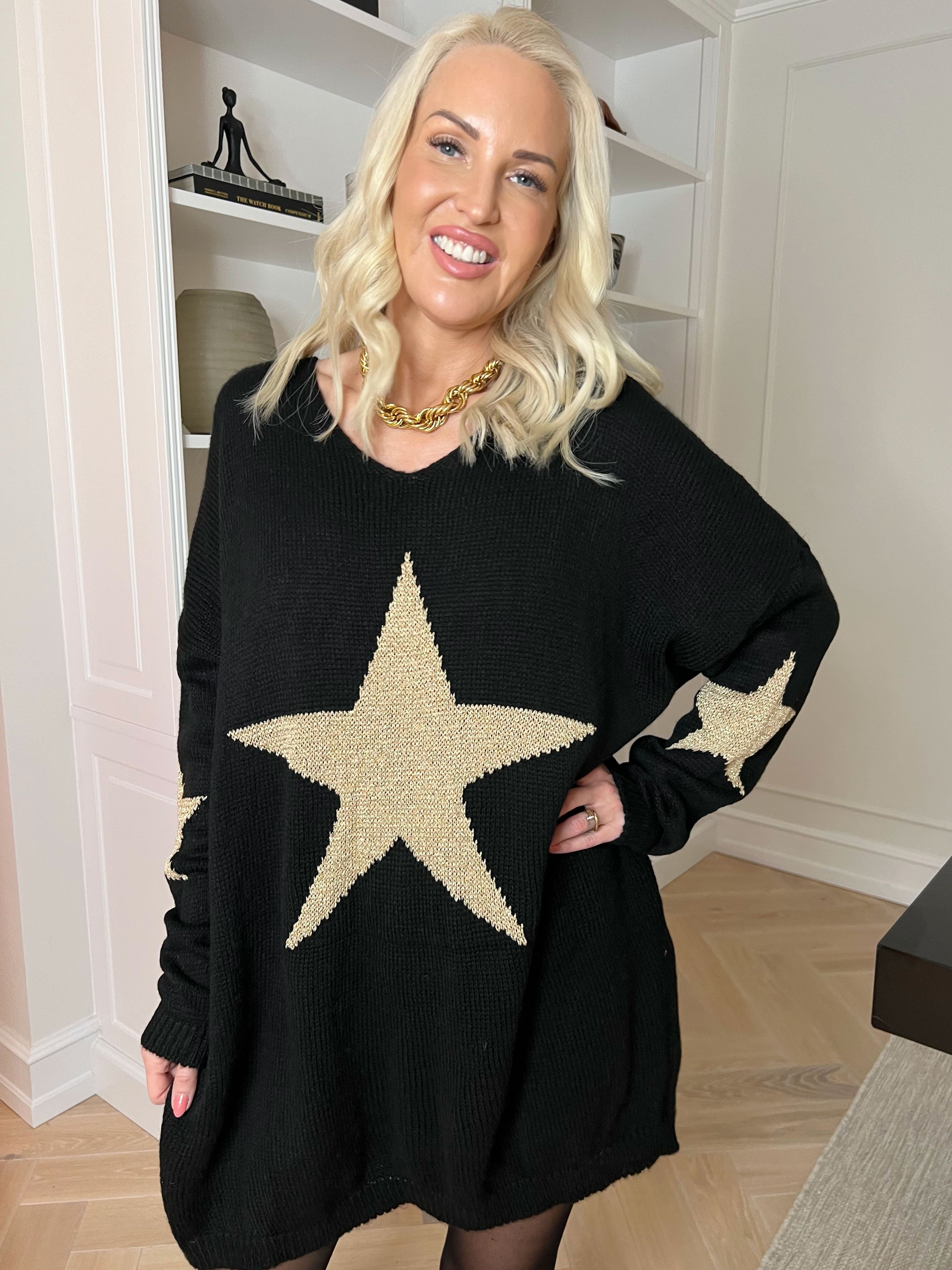 Nikola - Strikkjole med guldstjerner og v-udskæring